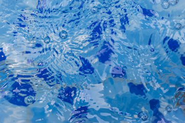 Mavi arkaplanda su dalgaları kabarcıkları