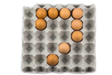 Yumurtalar beyaz arkaplanda izole edilmiş bir numaraya dizildi