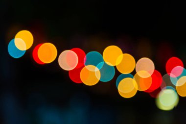 Koyu bir arkaplan karşısında Bokeh rengi
