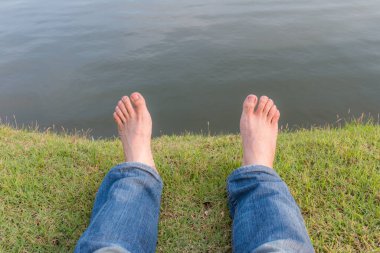 Doğal arka planı olan yeşil çimlerin üzerinde dinlenin ve rahatlayın.