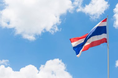 Mavi arka planda dalgalanan Tayland bayrağı