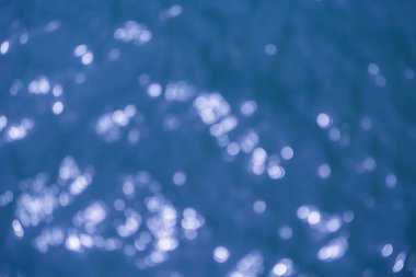 Mavi deniz suyu arka planı bozar.