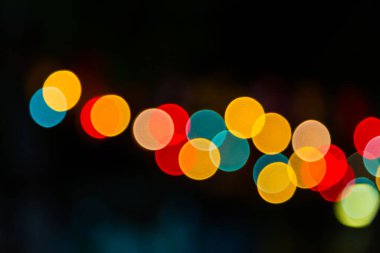 Koyu bir arkaplan karşısında Bokeh rengi