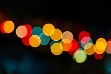 Koyu bir arkaplan karşısında Bokeh rengi