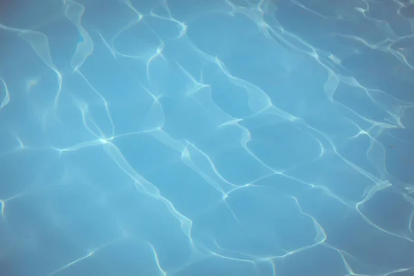 带有阳光反射背景的蓝色游泳池水 — 图库照片