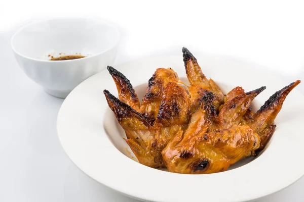 Gegrillte Chicken Wings Mit Red Spicy Sauce Isoliert Auf Weißem — Stockfoto
