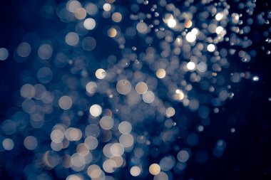 Mavi arkaplanda su damlalarının odak noktasını çözer