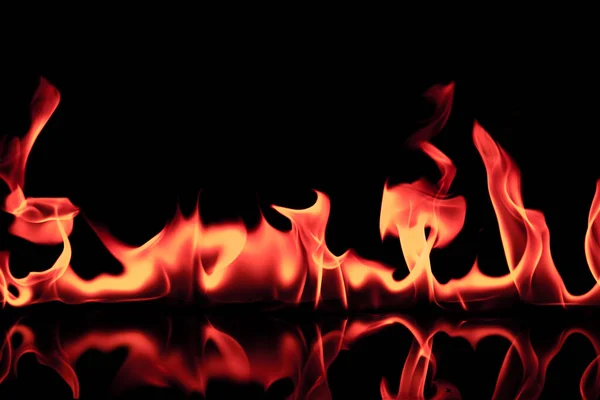 Vuur Vlammen Weerspiegeld Zwarte Achtergrond — Stockfoto