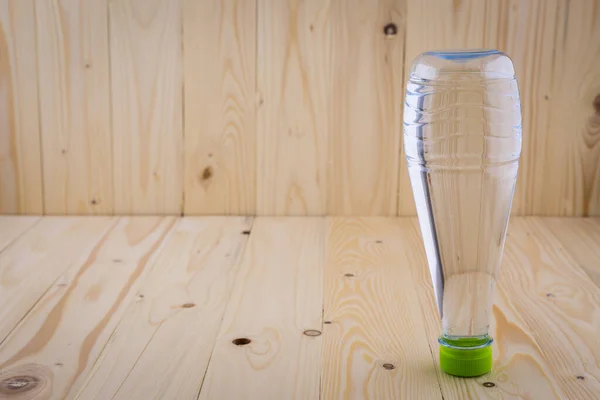 Trinkwasserflaschen Auf Einem Holzboden Hintergrund — Stockfoto