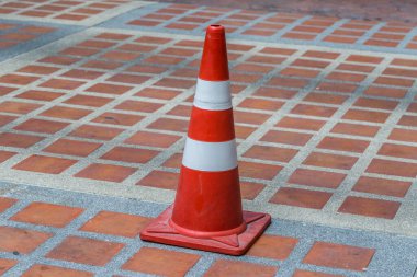 Zeminde turuncu trafik konisi