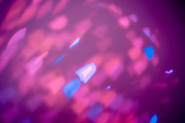 Kırmızı, pembe, beyaz, sarı ve turkuaz Noel ışıkları arka planda.