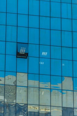 Cam yansımalı modern ofis binası