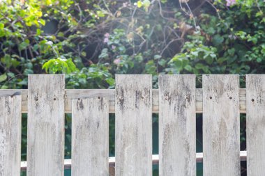 Çiçek ve ağaç zeminli eski beyaz ahşap çit