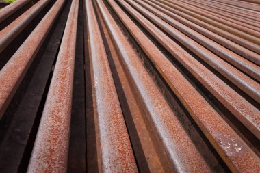 Kayalık zeminde pas olan demiryolu rayları