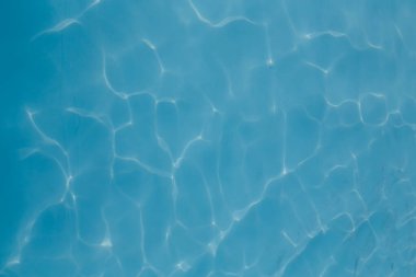 Güneş arka planında yansıyan su