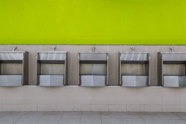 Halka açık tuvaletlerdeki paslanmaz çelik pisuarlar.