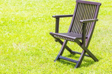 Çimlerde siyah ahşap sandalyeler yeşil doğa arka planı