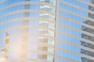 Cam yansımalı modern ofis binası