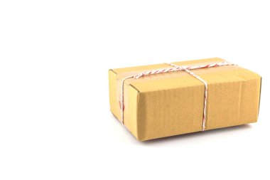 kahverengi karton kutu kırmızı ve beyaz iple bağlanmış beyaz arkaplanda izole edilmiş olarak gönderilmeye hazır