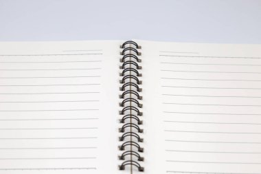 Beyaz arkaplan üzerine boş beyaz kitabı kapat