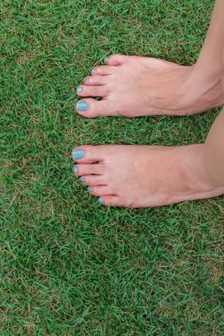 Yılan yalınayak yeşil çimlere basar.