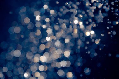 Mavi arkaplanda su damlalarının odak noktasını çözer