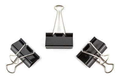 Siyah Kağıt Klipsleri Beyaz Arkaplanda izole