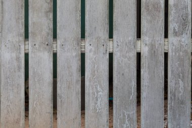 Kum zemininde beyaz eski ahşap çit