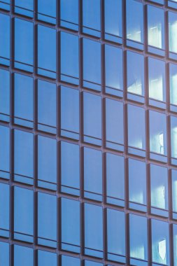 Pencerenin arka planında cam olan iş binası