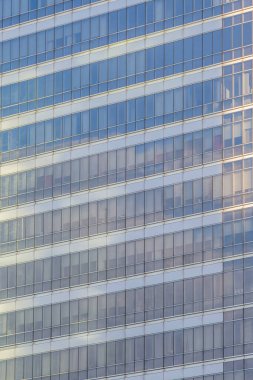 Pencerenin arka planında cam olan iş binası