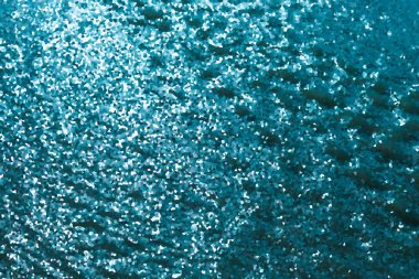 Bokeh arkaplanlı su yansımaları