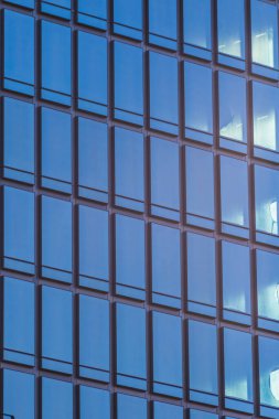 Pencerenin arka planında cam olan iş binası