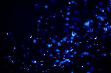 Mavi arkaplanda su damlalarının odak noktasını çözer