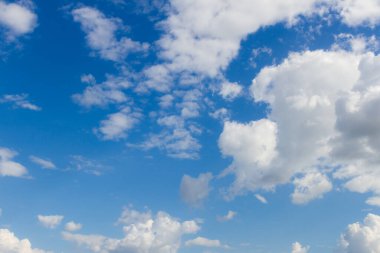 Mavi gökyüzü ve bulutlar arka plan