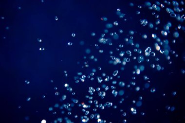 Mavi arkaplanda su damlalarının odak noktasını çözer
