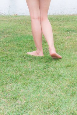 Yılan yalınayak yeşil çimlere basar.