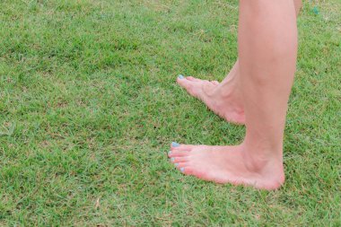 Yılan yalınayak yeşil çimlere basar.