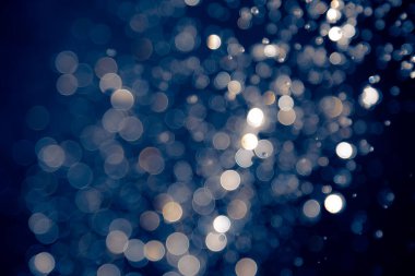 Mavi arkaplanda su damlalarının odak noktasını çözer