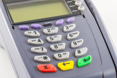 Ödeme makinesinin kapanışı, beyaz arkaplanda izole edilmiş kredi kartı makinesi