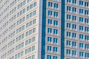Cam yansımalı modern ofis binası