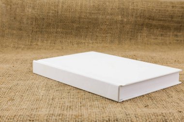 Çuval beziyle ilgili beyaz kitap desenli kahverengi arkaplan
