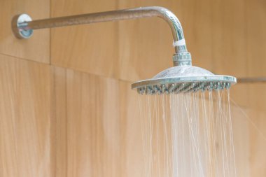 Açık hava duş fıskiyesi kahverengi duvar arka planında