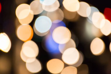 Trafik yolundaki trafik lambalarının sokak ışıklarından Bokeh