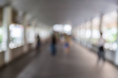 Walkway 'in alışveriş merkezine gidiş yönünün soyut arka plan bulanıklığı