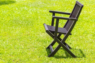 Çimlerde siyah ahşap sandalyeler yeşil doğa arka planı