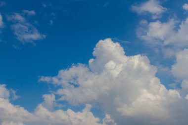 Mavi gökyüzü arkaplanlı bulutlar