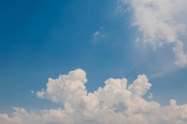 Bulutlar ve gökyüzü güneşli gün