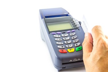 Beyaz arka planda izole edilmiş kredi kartı makinesi olan bir el.