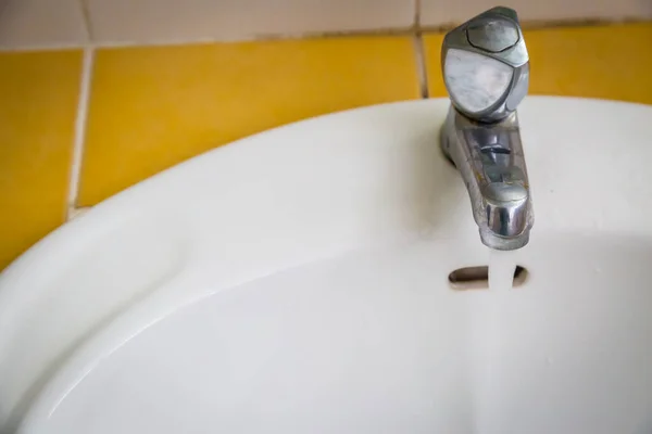 Vit Tvättställ Ett Badrum Med Öppet Vatten Bakgrund — Stockfoto