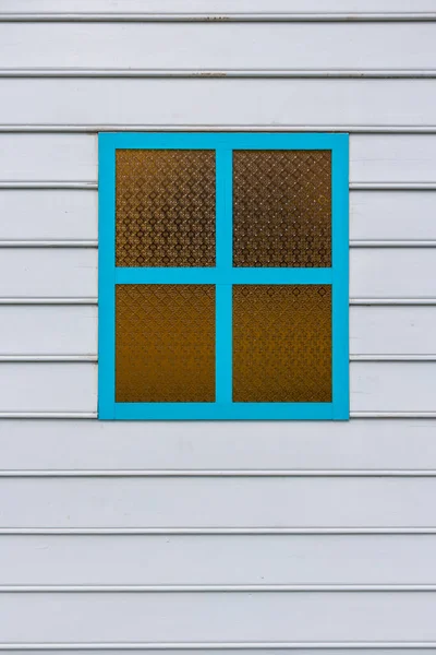 Fenêtre Bleue Avec Verre Sur Fond Mural Bois Blanc — Photo